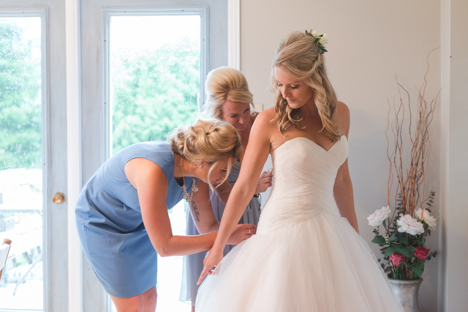 bride and her mom getting ready