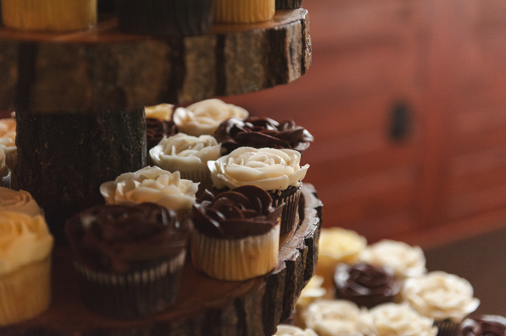 wedding cupcakes on tree rounds