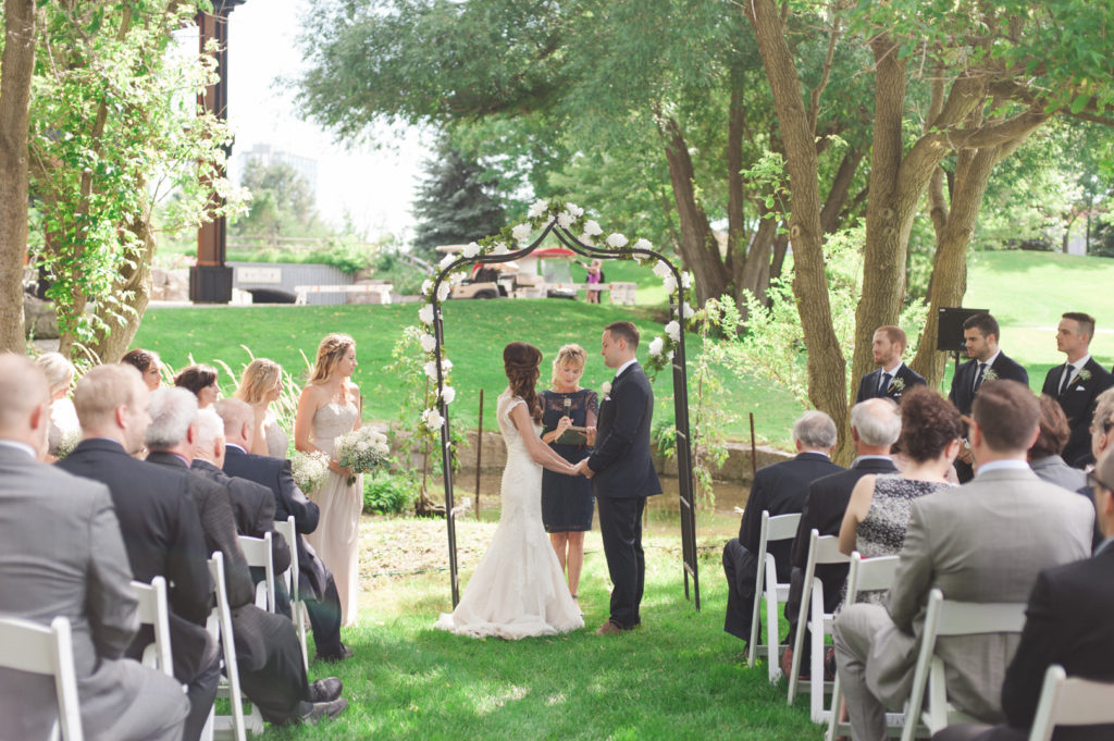 outdoor wedding ceremony at marshes golf club