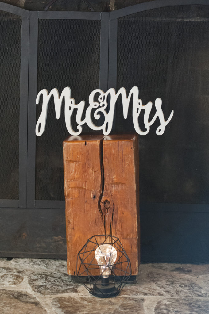 mr and mrs sign with edison light bulb