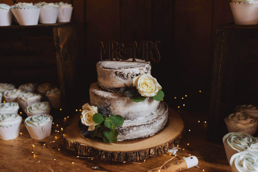 naked cake with white roses