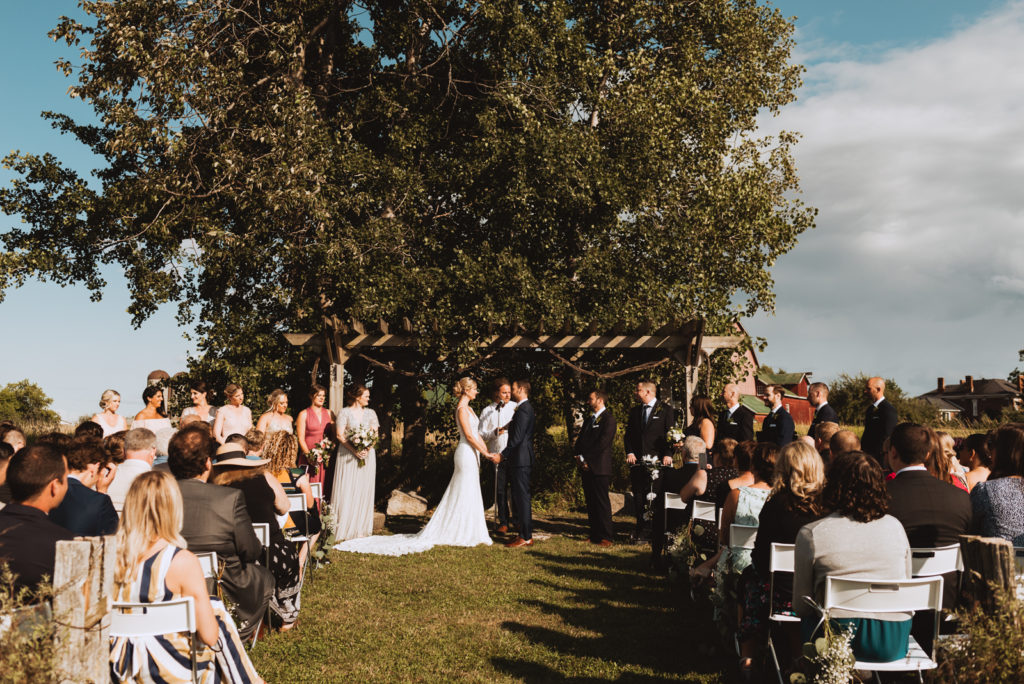 outdoor wedding ceremony at Fields on West Lake