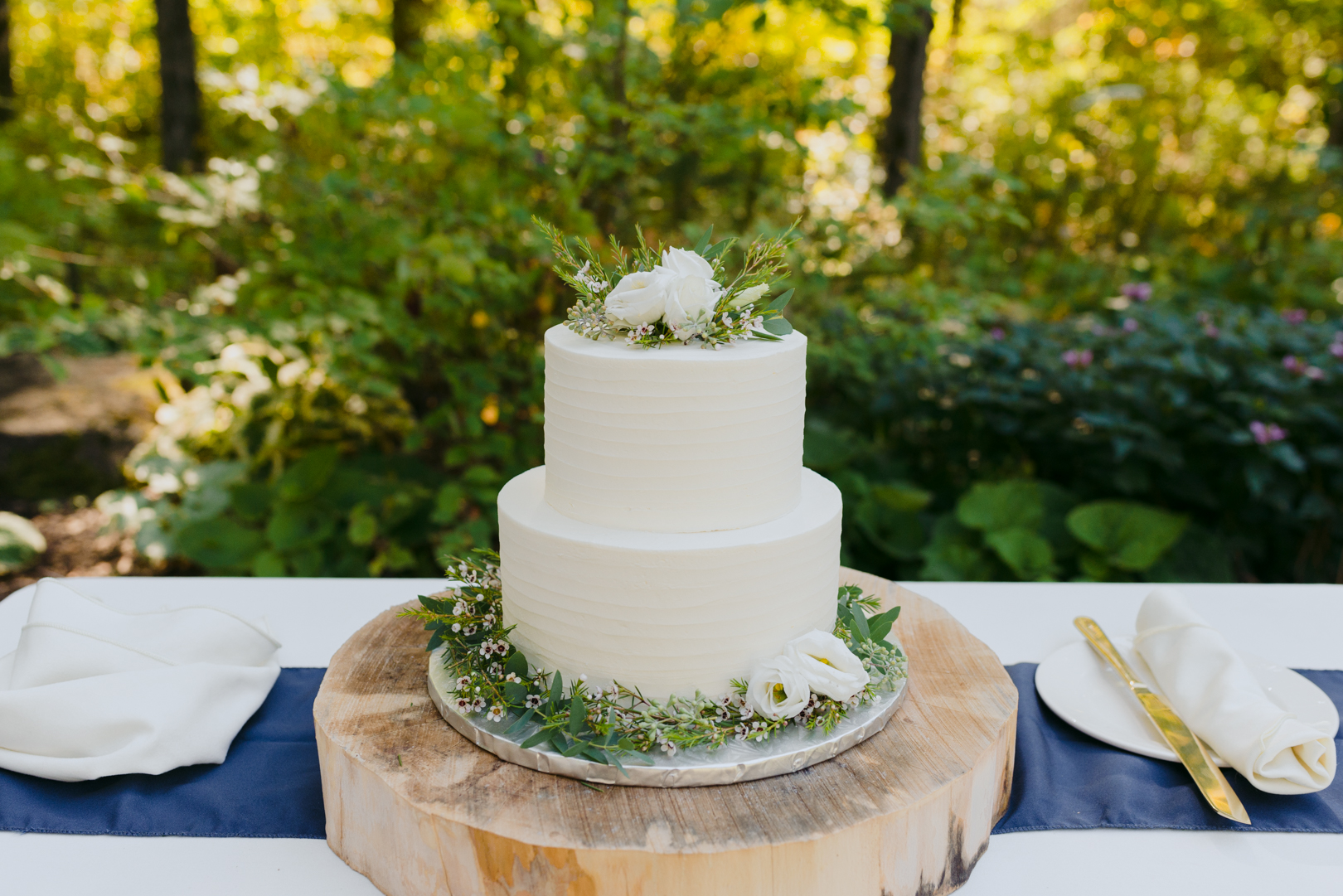 wedding cake outdoors